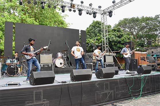 Kolkata-based alternative rock band The Mirror-India performed Zinda, Apna time aayega, Bishakto manush, Prithibita naki choto hote hote and Bheegi bheegi si hai raatein at The Sandbox Tunes on March 26.