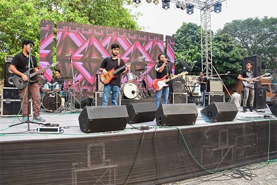 Formed two weeks before the festival, the five-member band Ikhtiyaar performed a cover of Tera fitoor by Arijit Singh. 