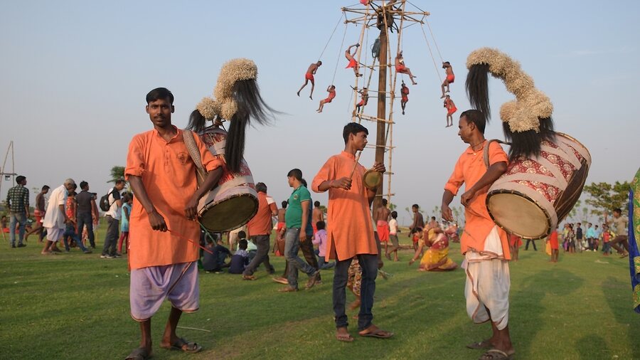 The Charak Gajan melas are usually organised on open fairground and see the participation of different communities of all nearby villages 