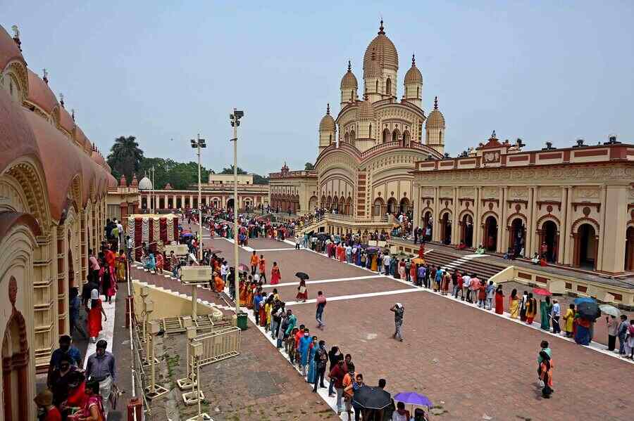 Devotees brave through the searing heat of the day to offer prayers at the Dakshineswar temple on Friday