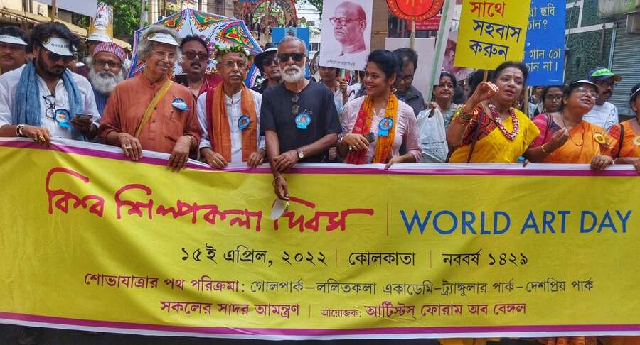 Eminent Kolkata-based artists celebrate World Art Day with a long walk from Golpark to Deshapriya Park on Friday