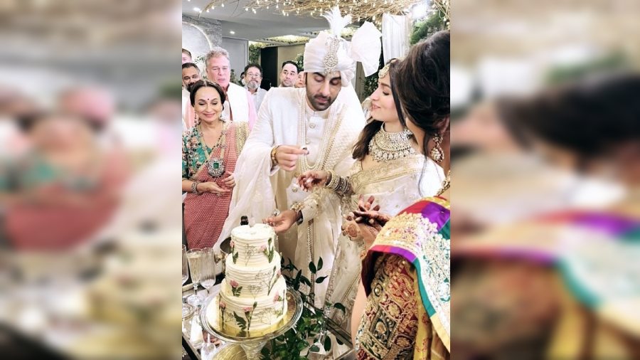 After the traditional rituals, Ranbir and Alia cut a three-tiered ivory and gold cake and raised a toast