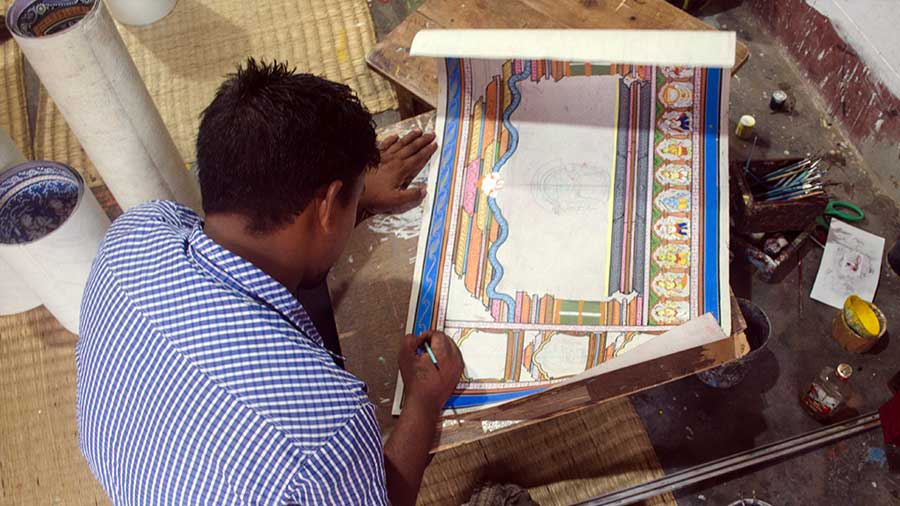 A Raghurajpur artist at work