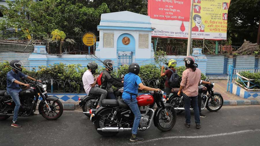 7.15am: The gang reached its first stop, on A.J.C. Bose Road — the Ronald Ross Memorial. The memorial is dedicated to the Nobel Laureate who made a ground-breaking foray into the study of malaria. After reading his stirring poem, engraved on the foundation, the tour resumed