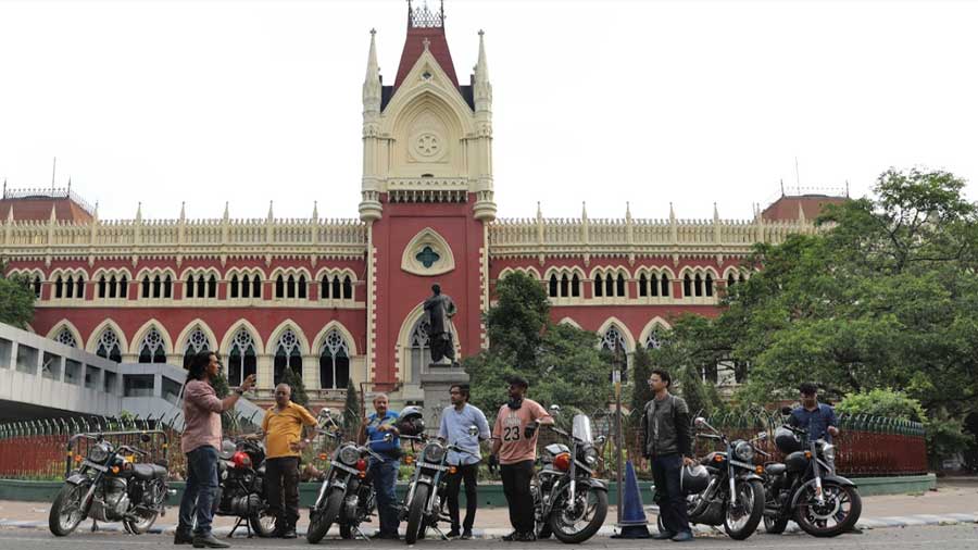 7.35am: From the ghat, the bikers made their way towards Calcutta High Court, one of the finest architectural structures of the city. Iftekhar emphasised on the architectural influence of Cloth Hall in Belgium, on the Court’s construction, a fact that isn’t widely known.