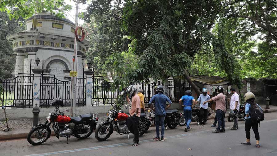 7:45am: The B.B.D. Bagh area is rich in colonial influence, and after a short stop outside St. John’s Church, the group examined Job Charnock’s mausoleum 