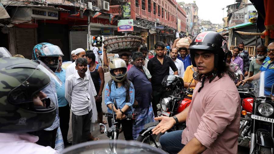 8.25am: Scuttling through Lal Bazar, the riders found themselves in the heart of Chitpur. The Nakhoda Masjid had a sense of calm about it. According to Ahsan, the quiet is merely transient. “Just wait for the evening, the streets will be crowded when it is time to break the fast (roza). This place is worth visiting during Eid, when it looks its festive best,” he said