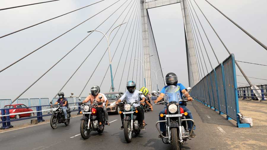 8.40am: The riders could finally rev the bikes as they got up on Vidyasagar Setu