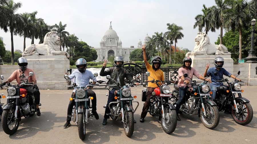 9am: No heritage tour of Kolkata would be complete without visiting the Victoria Memorial. The magnificent structure provided a fitting backdrop to the ride’s conclusion, and the riders struck a jubilant pose in front of it, before leaving for the Royal Enfield workshop again, discussing the morning’s adventures