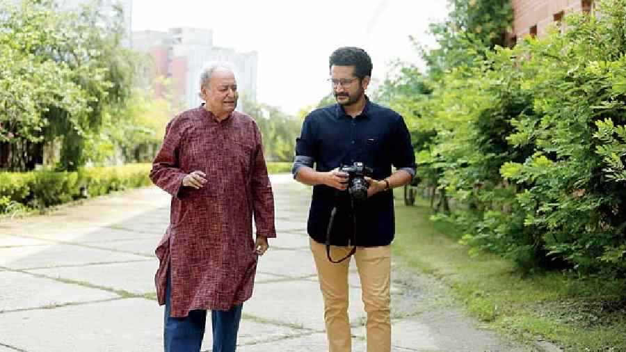 Soumitra Chatterjee and Parambrata Chattopadhyay in ‘Abhijaan’, which is running in theatres now
