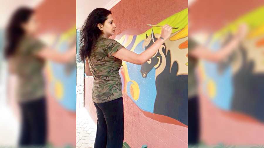 Arunima Dasgupta working on the mural at Tollygunge Club