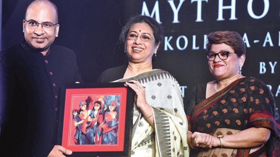 (L-R) Artist Prithviraj Choudhury with danseuse Tanusree Shankar, who was felicitated as a guest of honour, and Debjani Roy, creative curator, Mythoscape. “We wanted to make it an audio-visual and tactile event that would resonate beyond the event with buyable and wearable art,” said Debjani .