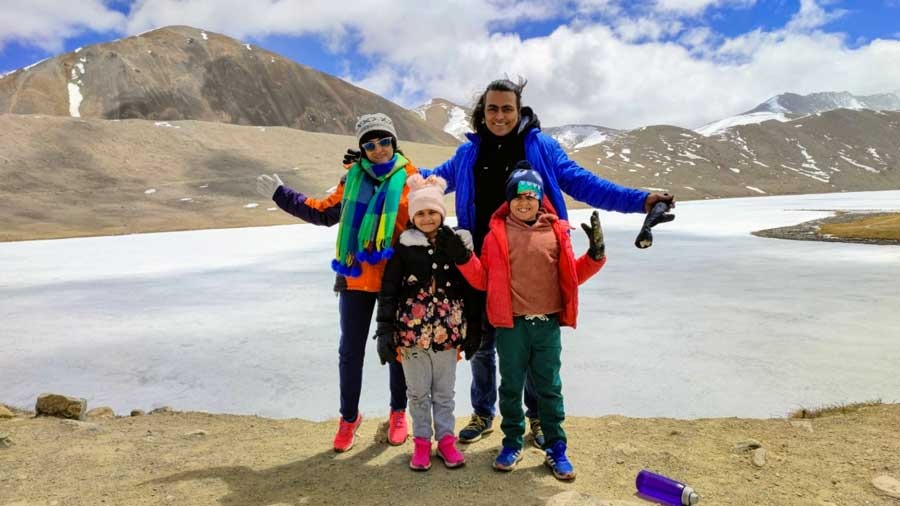  The whole gang at the frozen Gurudongmar Tso. (Tso is the Tibetan word for lake)  