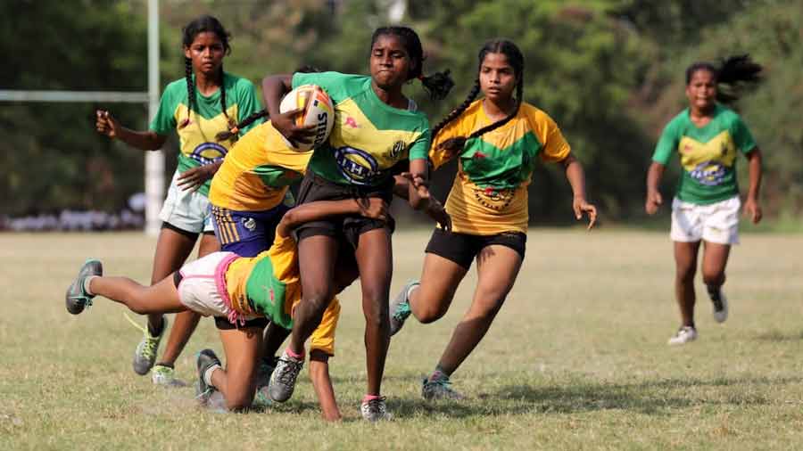 Despite an injury, Namista Oraon (with ball) captained the Panthers to victory in the Senior Girls category 