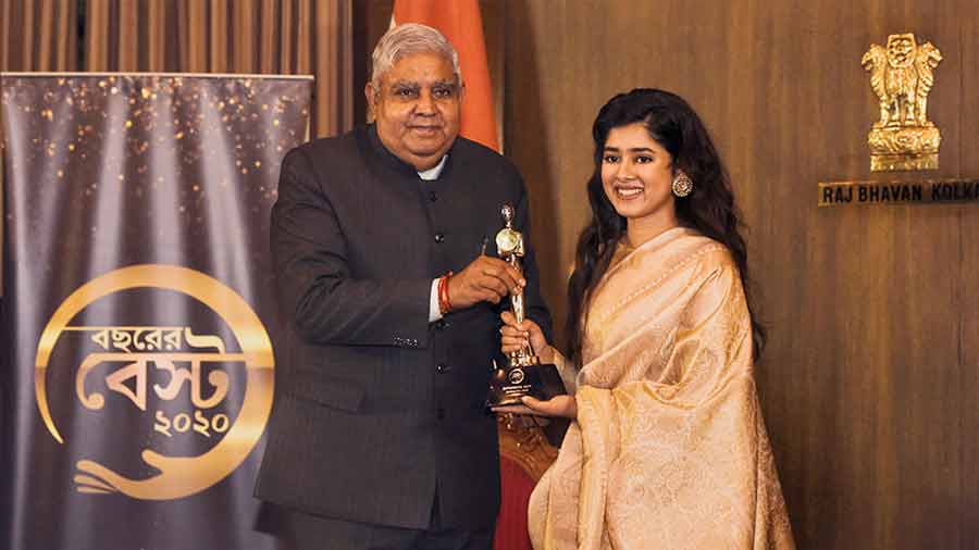 Ditipriya Roy collecting the first-ever 'Bochhorer Best' trophy from Governor Jagdeep Dhankhar