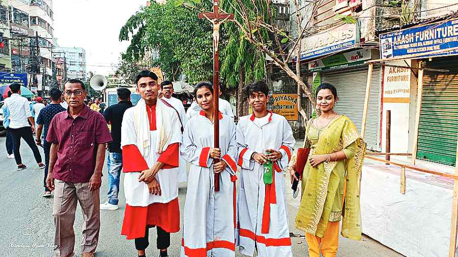 Youngsters in Christian para participate in nagarparikrama on Good Friday morning