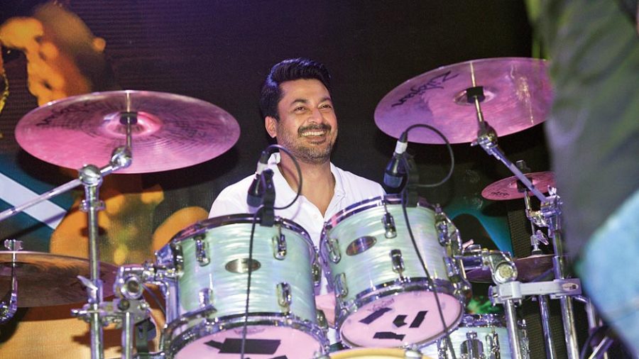 A smiling Jisshu played up a storm on the drum set. Occasionally interacting with the audience, the actor-musician certainly made the evening a fun one