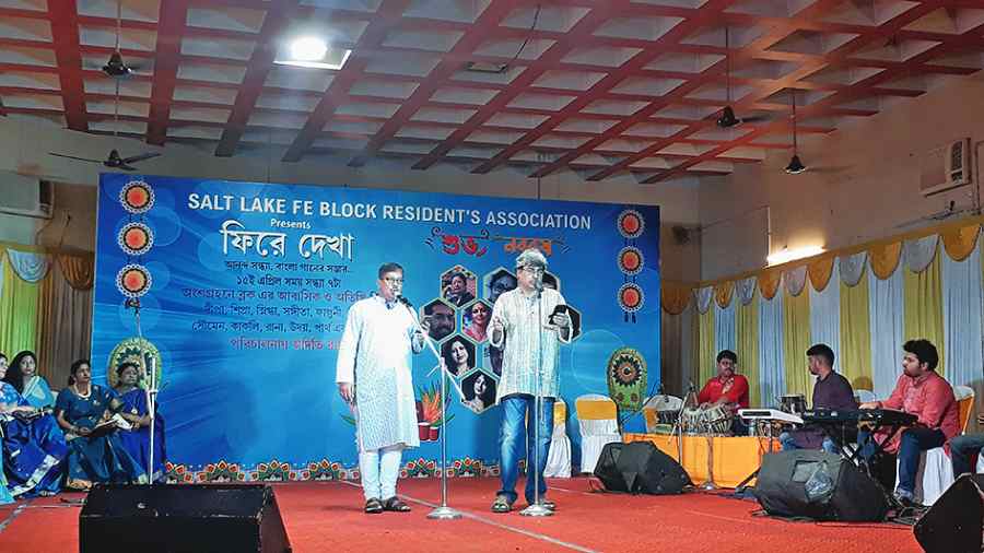 Two residents present a song from the film Deya Neya