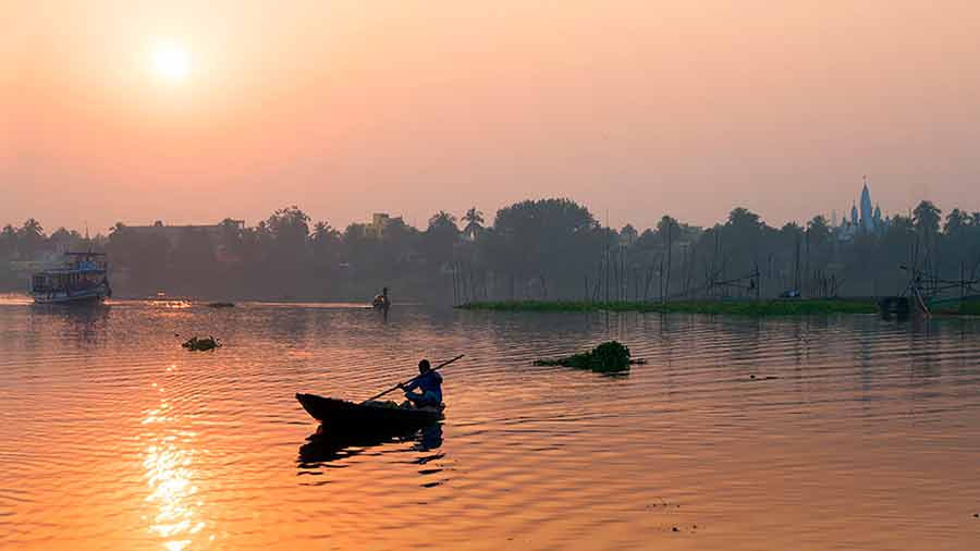 A slow sunset cruise on the Jalongi river that flows behind the estate is an ideal way to end the day