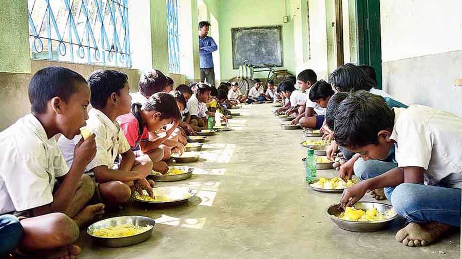 Primary and Upper Primary schools in Bengal are finding it difficult to serve midday meal to students due to hike in prices of essential commodities