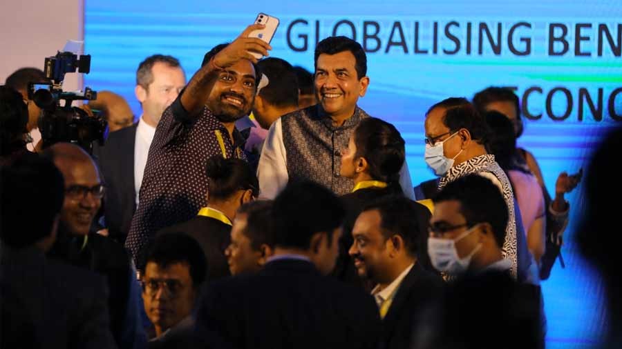 The chef is mobbed for selfies at the Bengal Global Business Summit 