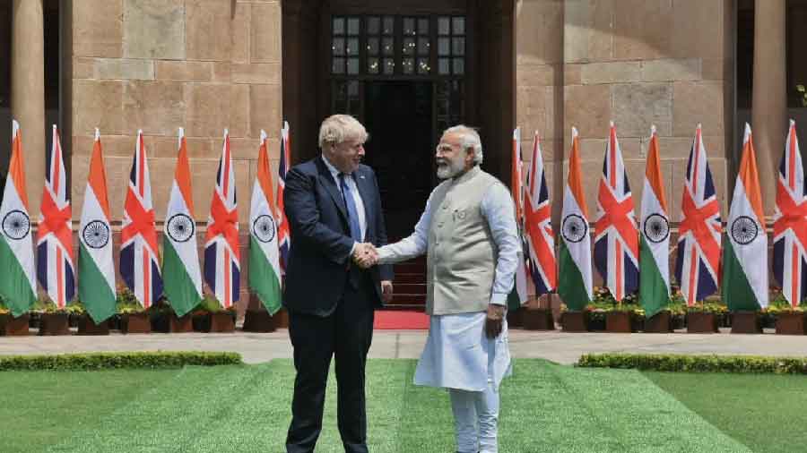Boris Johnson (L) with Narendra Modi