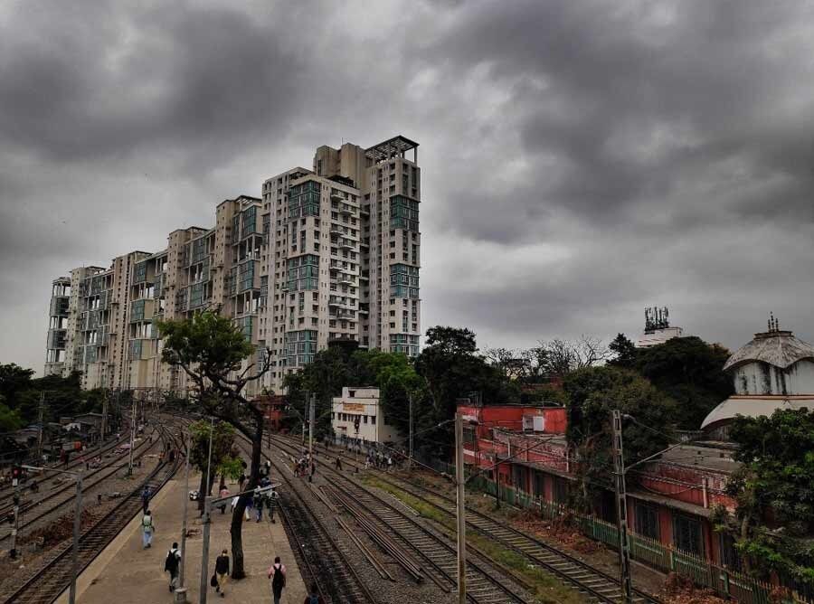 An overcast sky in south Kolkata on Friday morning. The city is yet to receive its first summer shower 