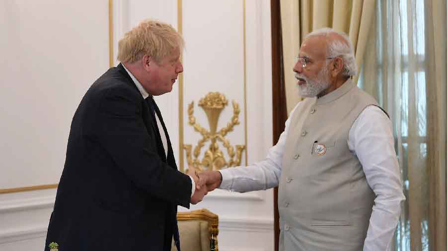 Boris Johnson (L) with Narendra Modi on Friday