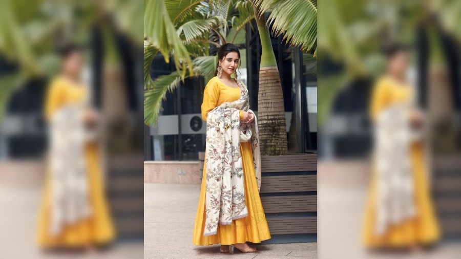 Ethnic and in summer hues of yellow and off-white, this silk and chanderi full-sleeve anarkali is enhanced by pairing with a forest-theme hand-embroidered dupatta featuring trees, birds and animals of the Sunderbans detailed with trinkets for an elegant look.