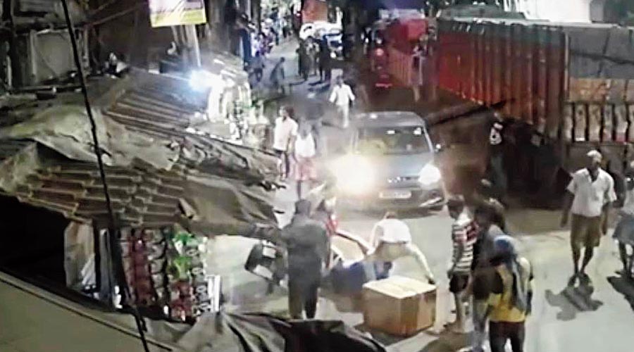 CCTV camera footage purportedly shows a man, whom police identified as Manoj Kumar Singh (in blue shirt), being beaten up on Pathuriaghata Street