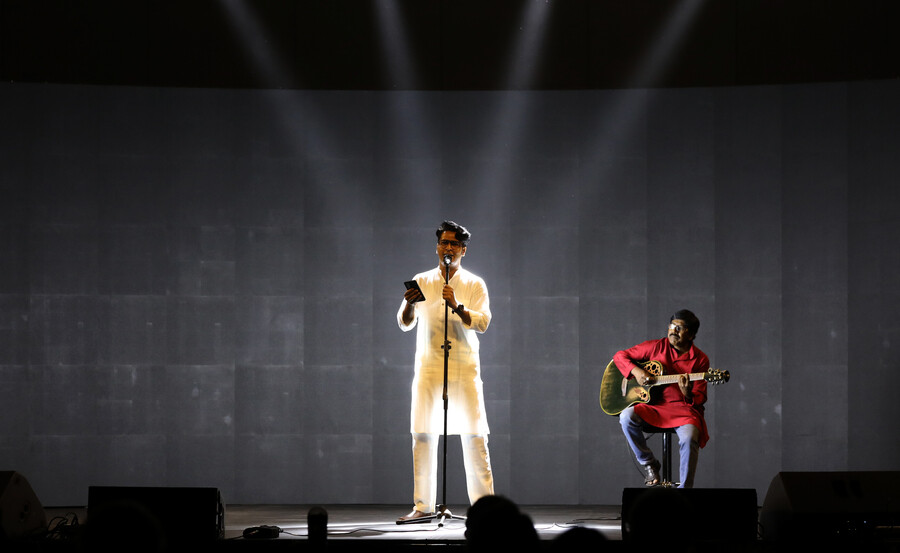 Arindam Bhattacharya performs ‘Baandh Bhenge Dao’ to kick-off the evening on a euphonious note