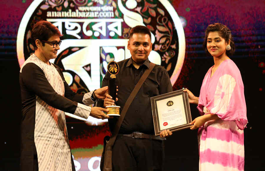 Photographer and visual artist Soham Gupta collects his ‘Shobcheye Best’ award, the most prestigious gong of the evening, from Prosenjit Chatterjee and Ditipriya Roy, last year’s winner of the same prize