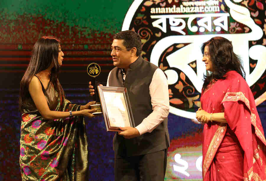 Restaurateur Anjan Chatterjee, the man behind London’s Chourangi and Kolkata’s Mainland China and Oh! Calcutta, is presented with the ‘Bochhorer Best Ekadosh’ award by Paoli Dam and Dona Ganguly