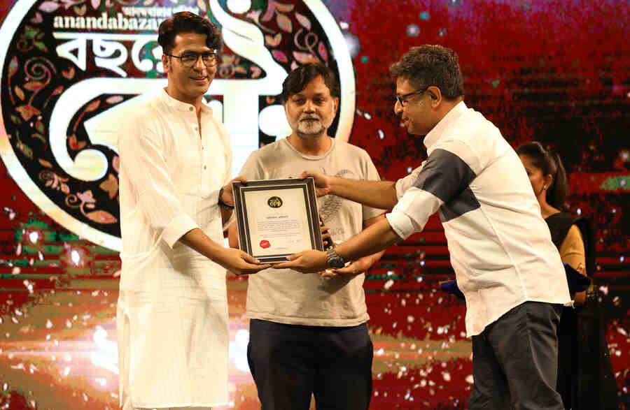  Actor-director Anirban Bhattacharya, whose debut film Mandaar has gained plenty of critical acclaim, receives the ‘Bochhorer Best Ekadosh’ award from Srijit Mukherji and Rupankar Bagchi