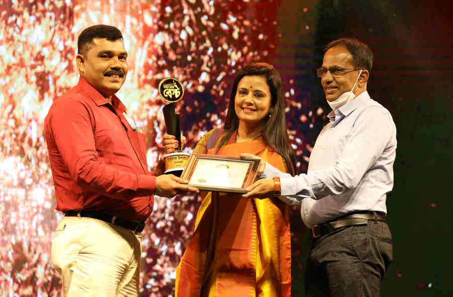 Sukumar Upadhyay, policeman and social worker, is presented with the ‘Bochhorer Best Ekadosh’ award for his contribution to community development by Mahua Moitra and Dr Abhijit Chowdhury