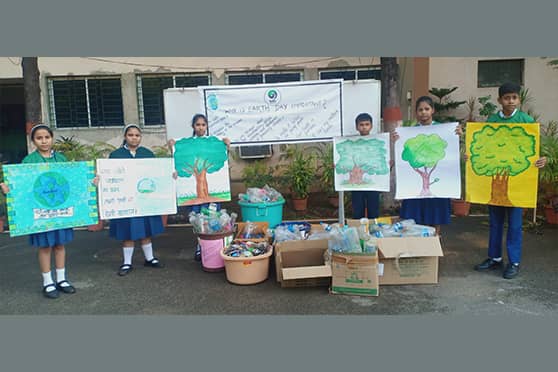 Students of Shiksha Niketan, Jamshedpur, join the Earth Day initiative. 