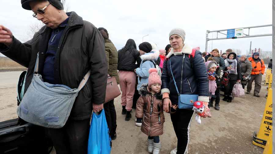 Ukranian refugees who fleeing the conflict in Ukraine cross the Moldova-Ukraine border checkpoint near the town of Palanca.