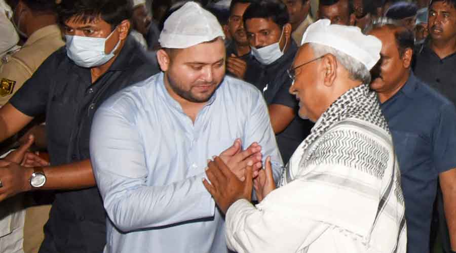 Nitish Kumar attends an iftar party hosted by Tejswi Yadav.
