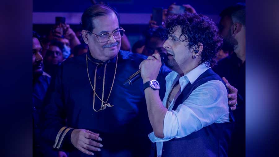 Sonu Nigam with Pandit Ajoy Chakrabarty at the show