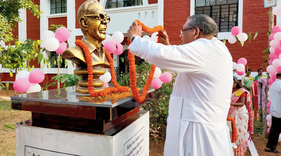 Archbishop of Ranchi Felix Toppo garlands the bust of Father Stan Swamy at Bagaicha.