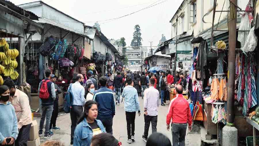 Tourists and residents  stroll under an overcast sky in Darjeeling on Wednesday morning. The day’s maximum temperature in the hill town was 17°C