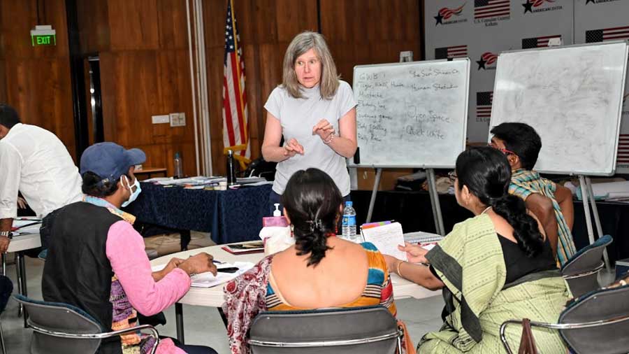 TESOL trainer Wendy Colson engaged in a discussion with the participants 