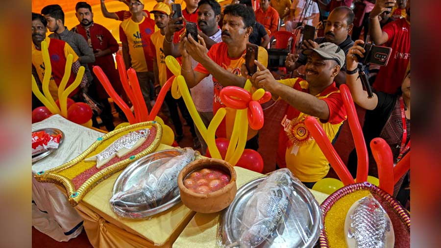 Supporters celebrate the foundation day of East Bengal Club with hilsa, mishti and more at Baguiati on Monday. The Indian football club was established by Suresh Chandra Chaudhuri in 1920.