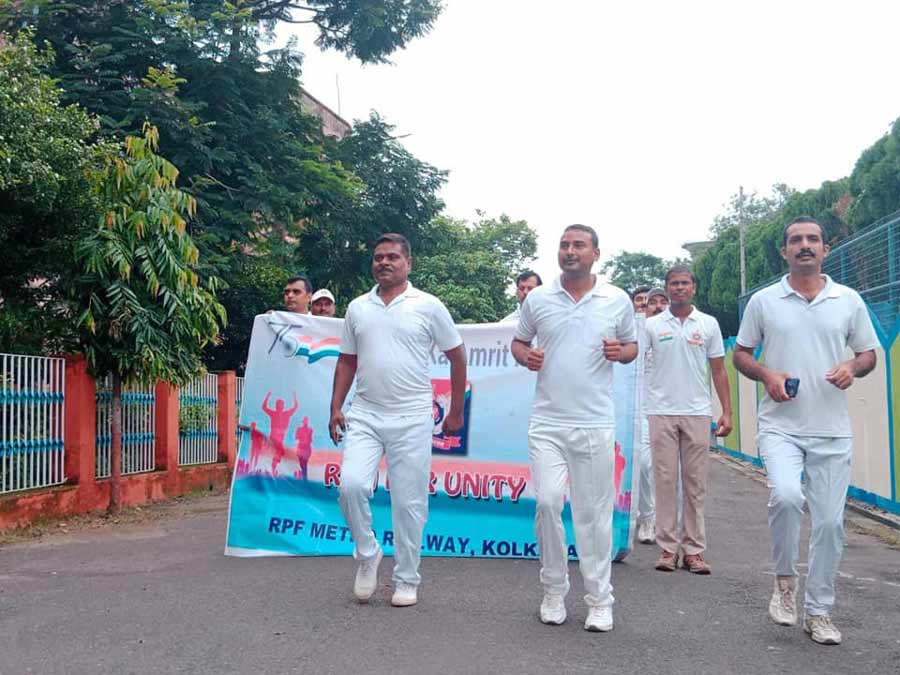 Metro Railway, Kolkata, uploaded this photograph on Facebook on Monday with the caption: “A #RunForUnity organized today as a part of celebrating #AzadiKaAmritMahotsav by #RPF of #KolkataMetro at #BelgachiaRPFPost to commemorate 75th year of India’s Independence to spread unity. 75 Senior officials & staff of RPF took part in it.”