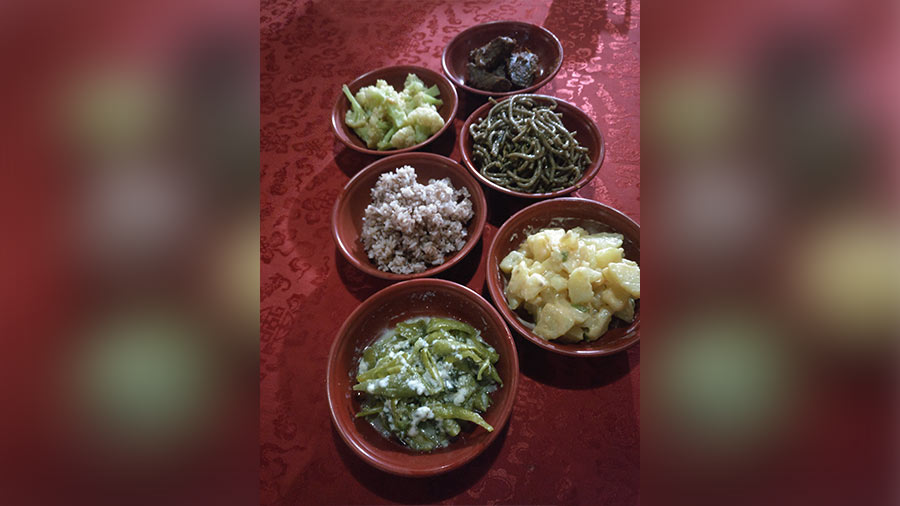 A Bhutanese meal with beef pa, lightly tossed cauliflower, buckwheat noodles called 'puta', rice, 'kewa datshi' and 'ema datshi' 