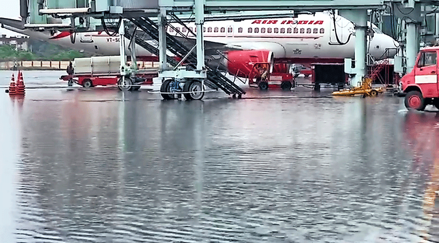 Heavy rain floods Kolkata airport, disrupts flight operations