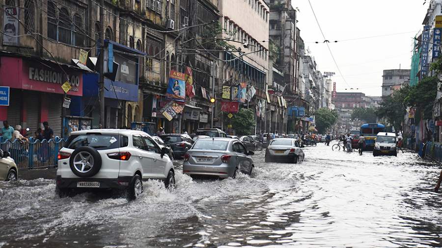 High tide and rain slow down traffic across north and central Kolkata