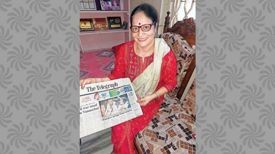 Jyotirmoyee Sikdar holds a copy of The Telegraph bearing a picture of her victorious homecoming from Bangkok. 