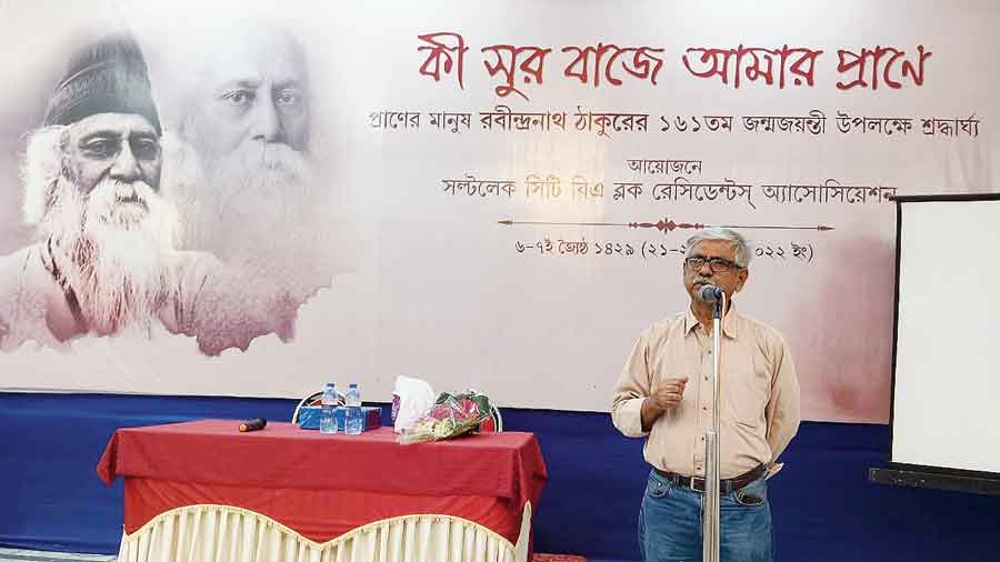 Film theorist Sanjoy Mukhopadhyay speaks at the BA Block community hall