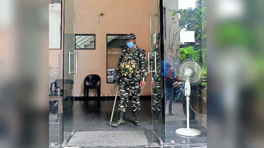 Security personnel at the Fort Oasis housing complex where an ED team conducted a raid on a flat on Thursday. 